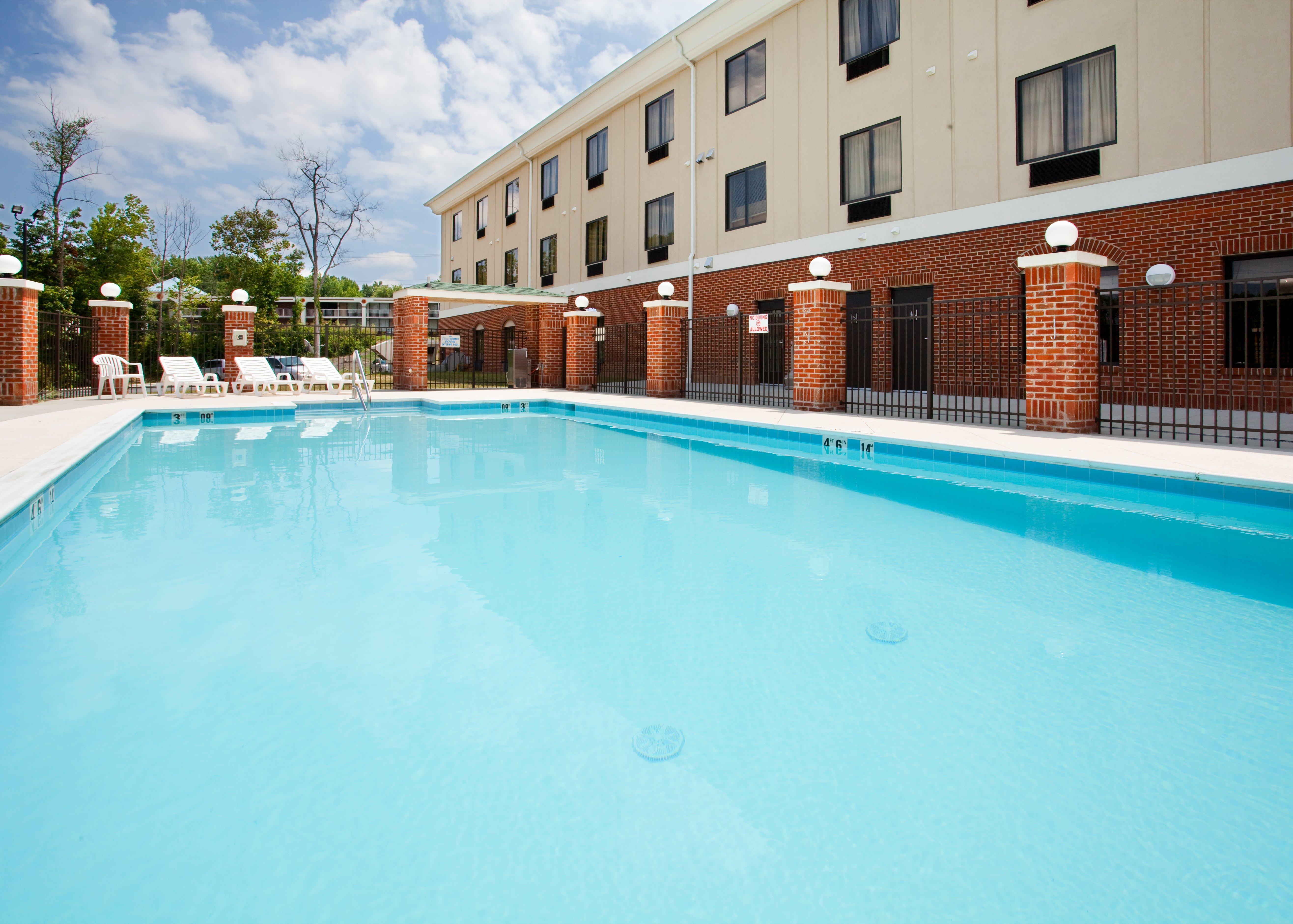 Holiday Inn Express Hotel & Suites Greensboro-East, An Ihg Hotel Exterior photo